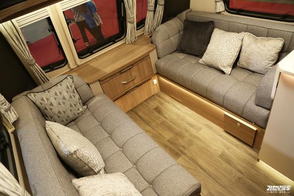 車長超7.8米，自重1噸多！英國COACHMAN拖掛房車