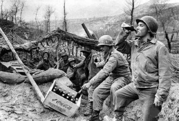 二戰時期美軍有多挑食？午餐肉罐頭當垃圾，盟軍撿起扔在地上的吃