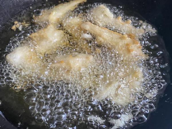 調油炸脆皮糊時，多加一樣料，不管炸什麼都酥脆，涼了不回軟