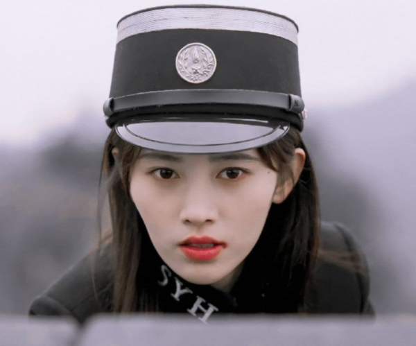 女明星軍裝造型有多浮誇？有人不捨大紅唇，有人腳踩10公分高跟