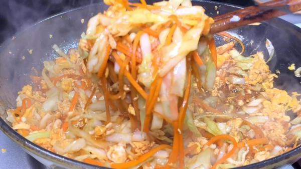 最近這個“懶人下飯菜”火了，做法簡單易學，家人怎麼都吃不膩