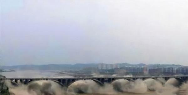 專家口中的危橋，380公斤炸藥引爆後，炸出了一群“偽專家”