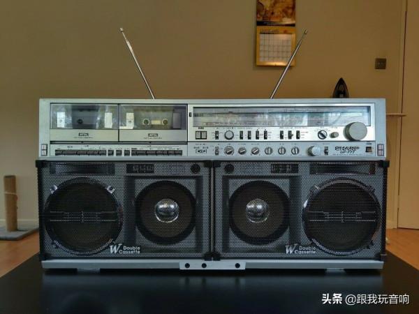 80年代夏普推出的行動式音響，4波段立體聲收音機盒式錄音機