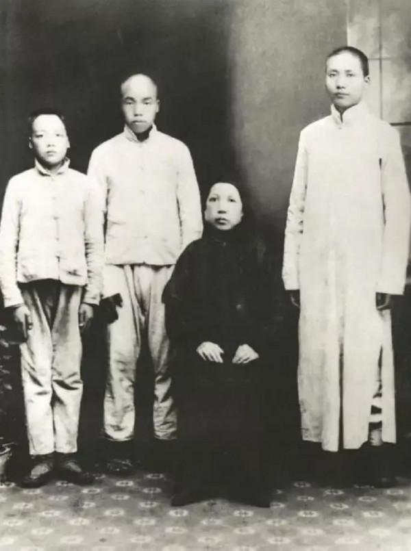 1910年，17歲的毛澤東出去求學，母親含淚說：我的兒子要幹大事的