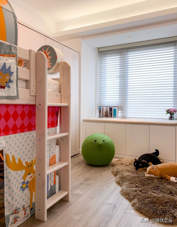 崇尚自由的業主，運用白灰色裝飾，創造精緻的生活空間