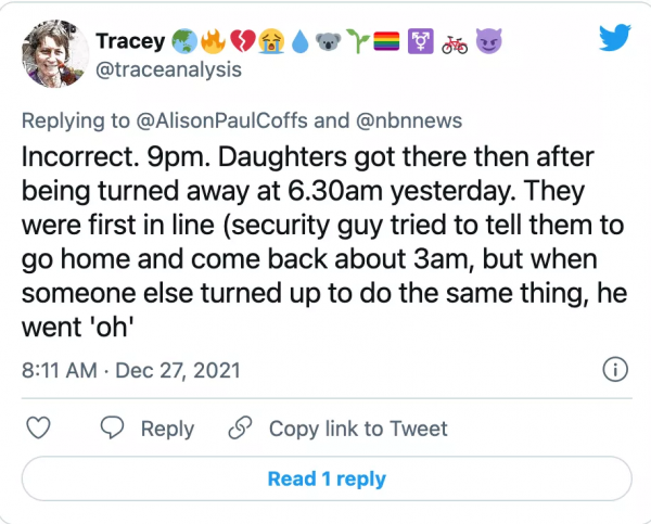 新州居民為檢測採取“極端措施”,為排上號直接睡車裡 新州居民為檢測採取“極端措施”,為排上號直接睡車裡