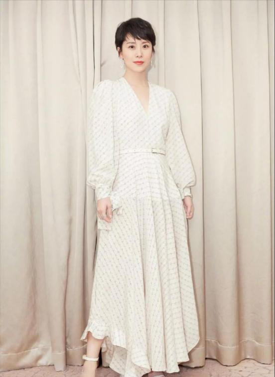 “國民媳婦”海清，一雙一字帶高跟鞋，搭配出百變風格好氣質