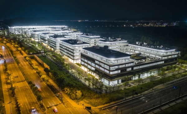 亞洲第一雲計算總部——杭州阿里云云谷亮燈，建築猶如“晶片”