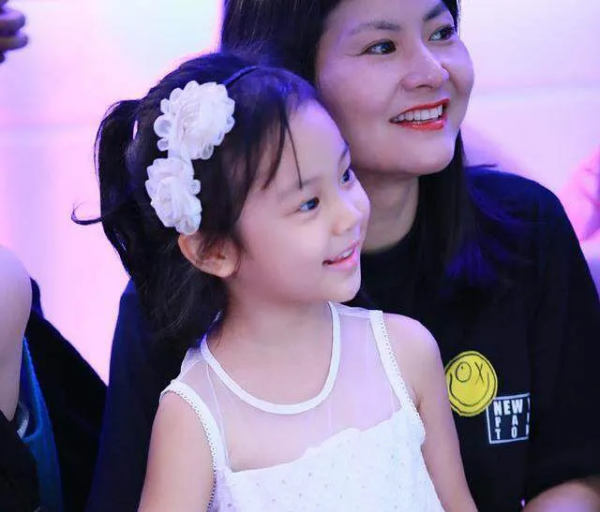 小甜馨穿公主裙出席活動，好有仙女感，網友：真是越來越好看了