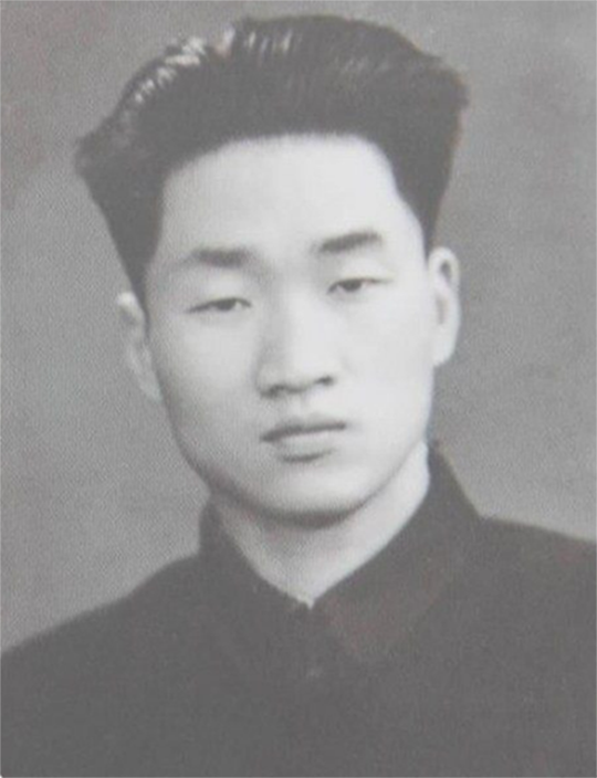 2008年,毛新宇按照父母遺願,將父母骨灰安葬於祖母楊開慧陵墓前 2008年,毛新宇按照父母遺願,將父母骨灰安葬於祖母楊開慧陵墓前