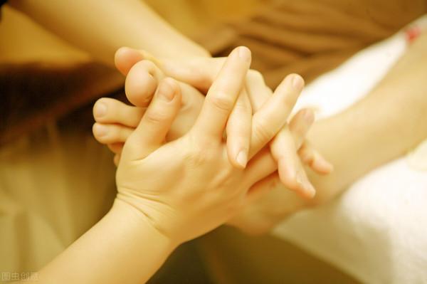 女人冬天手腳冰涼怎麼辦？按三穴，喝四湯，一個泡腳方，全身暖和