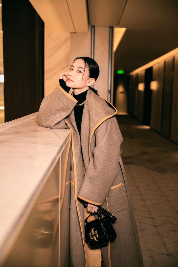 何超蓮黑上衣搭鵝黃色半身裙身姿曼妙 氣質優雅演繹早秋文藝範