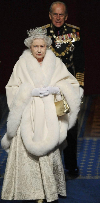 英女王“抗凍”有絕招：13歲開始穿純白皮草，93歲才宣佈不穿真皮