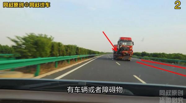 小白車斜道匯入並連續變道,兩輛車被逼讓行,這個風險在哪裡? 小白車斜道匯入並連續變道,兩輛車被逼讓行,這個風險在哪裡?