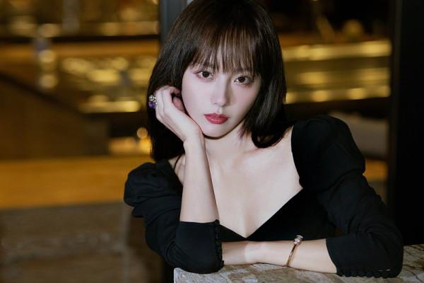 “蛇蠍美人”張嘉倪太攝人心魄，空氣劉海配黑裙，真不像30多的人