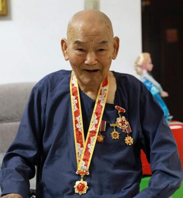 安徽老農家中發現獎狀,子女拿它找政府確認,領導:你父親是英雄 安徽老農家中發現獎狀,子女拿它找政府確認,領導:你父親是英雄