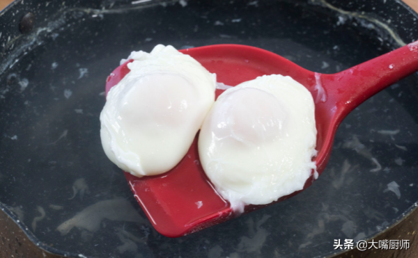 煮荷包蛋不能開水下鍋，難怪散花起沫！學會4個技巧，好看又好吃