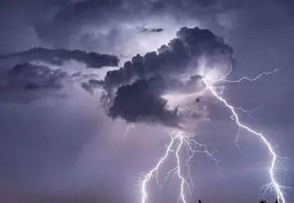 軍官10年間被雷劈中3次，死後4年墳墓再次被劈，他做了什麼事？