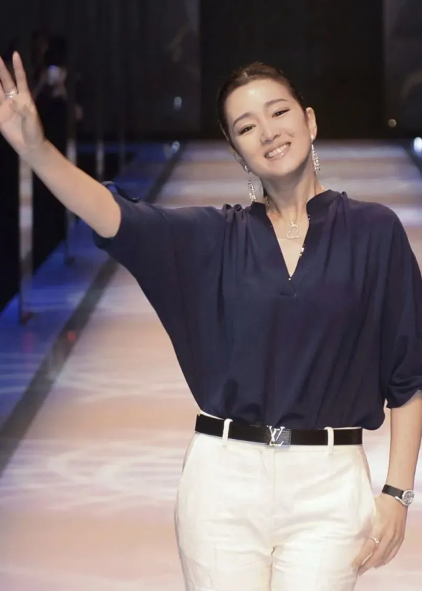 為什麼鞏俐都是裸色唇，塗大紅唇反而沒氣勢