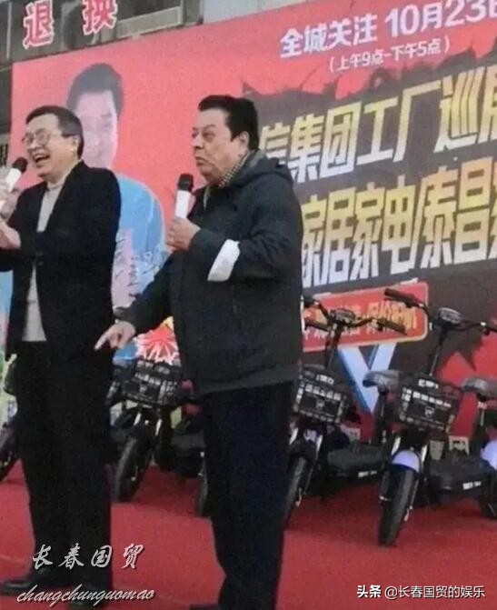 74歲相聲表演藝術家李金斗街頭商演，舞臺寒酸觀眾稀少