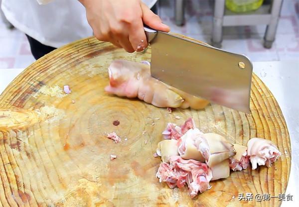 啤酒燜豬蹄用不用過涼水,廚師長教你正確做法,彈脆可口不油膩 啤酒燜豬蹄用不用過涼水,廚師長教你正確做法,彈脆可口不油膩