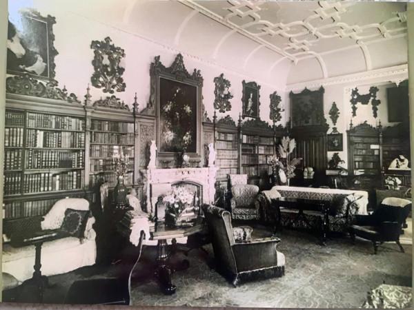 英國男子住在五百年前的舊屋，拆開書架木板，發現後面藏有一房間