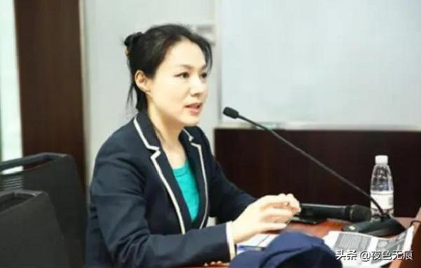 北大美女教授史蛟：美貌和智慧兼具，39歲未婚引學生焦慮