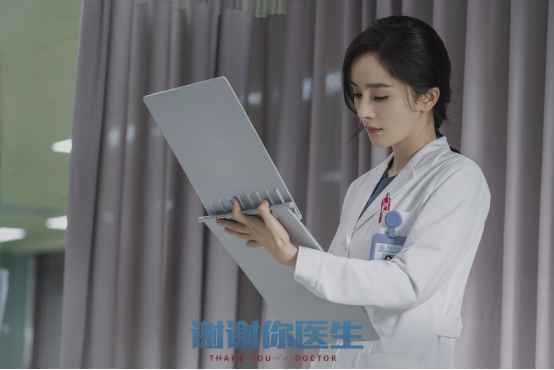 偶像包袱有多重?楊冪新劇的醫生造型被吐槽,網友讓她學學袁泉 偶像包袱有多重?楊冪新劇的醫生造型被吐槽,網友讓她學學袁泉