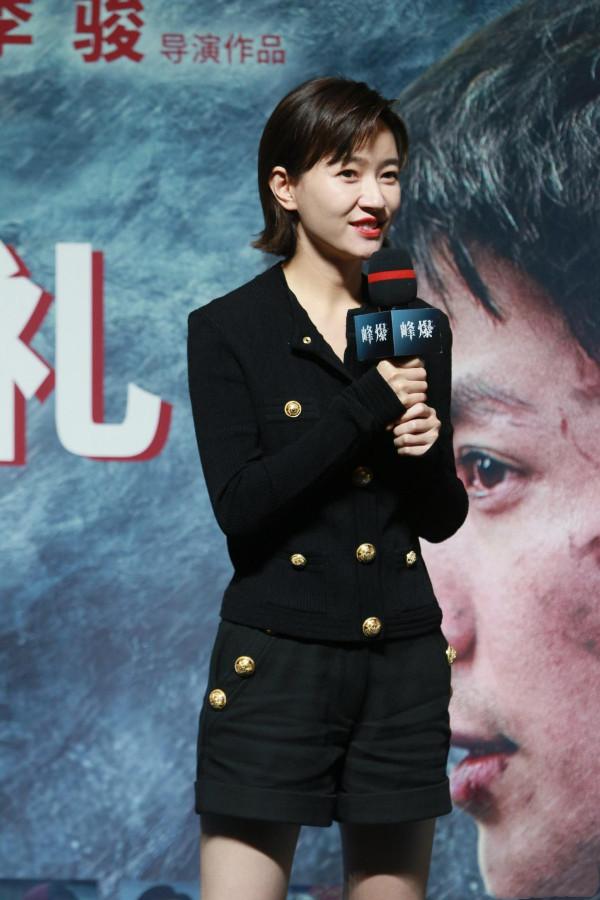 焦俊豔久違亮相，穿黑色小香風外套助陣電影首映禮，一頭短髮真颯