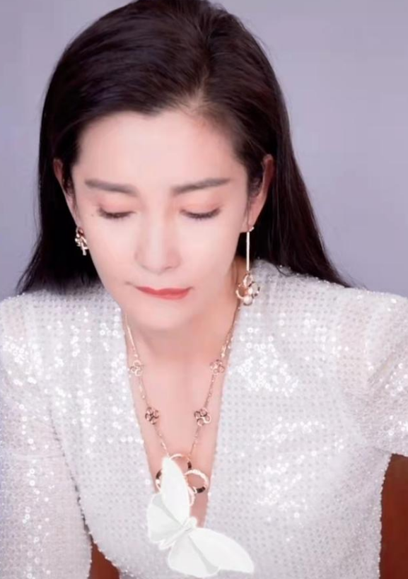 女藝人入駐短影片平臺,黃曉明,陳赫,周也線上送祝福,真排場 女藝人入駐短影片平臺,黃曉明,陳赫,周也線上送祝福,真排場