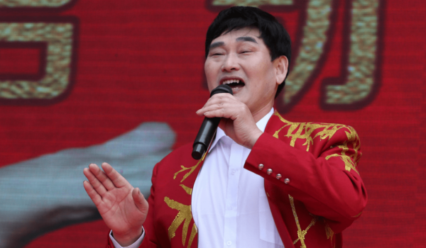 “大衣哥”書法1個字賣5萬,為何不繼續撈金,成為下一個趙忠祥? “大衣哥”書法1個字賣5萬,為何不繼續撈金,成為下一個趙忠祥?