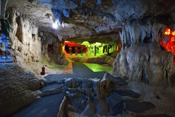 與石筍、石柱、石幔相伴的二千多尊觀音像組成東南亞最大的觀音洞 與石筍、石柱、石幔相伴的二千多尊觀音像組成東南亞最大的觀音洞