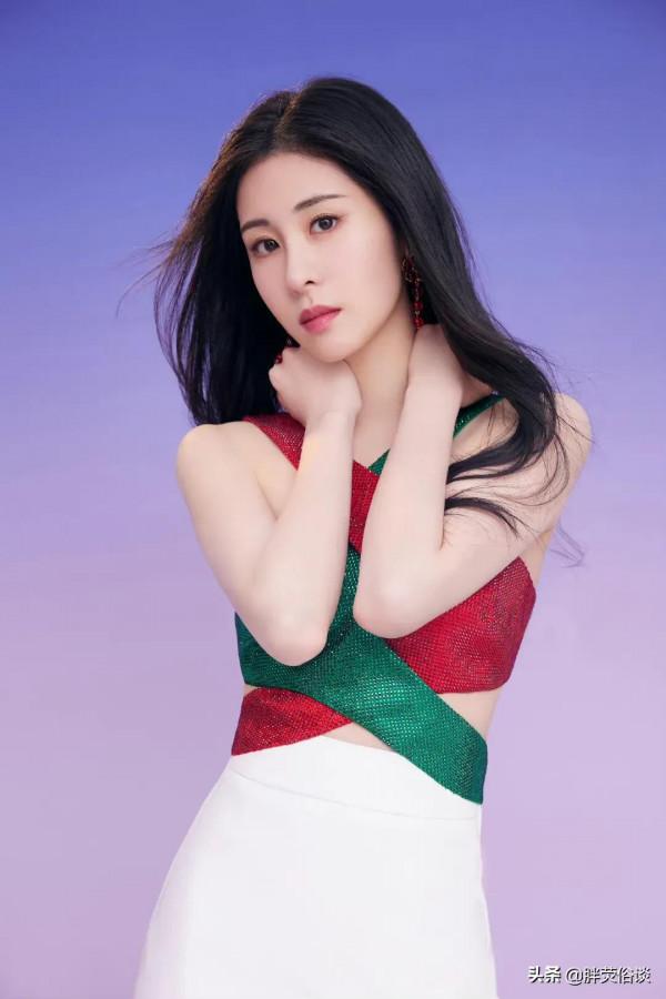 張碧晨一身現代裝很大氣，就是眼光不太好喜歡上了華晨宇