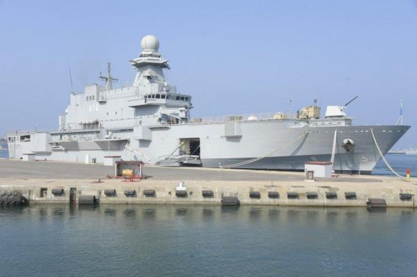 有錢任性！護衛艦、登陸艦、潛艇齊亮相，用錢砸出一支海軍來