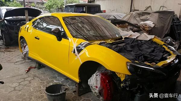 30萬的豐田86很難撩妹了，改成800萬的法拉利才是美女收割機