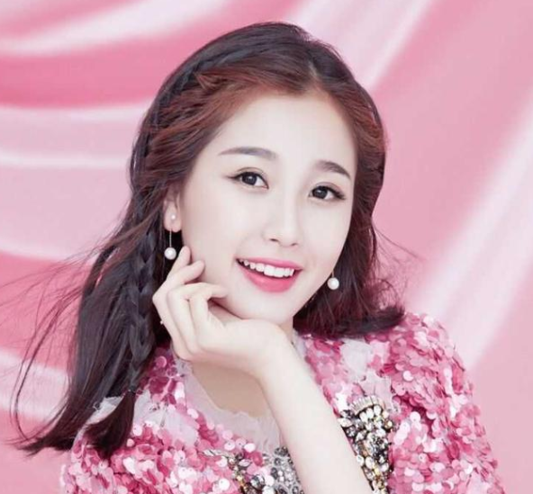 蘿莉臉太騙人！竟是隱形高個，看臉150看腿170，原來錯怪男星矮了