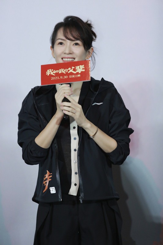 章子怡根本不用扮嫩,“奶奶衫”穿出少女感,哪像42歲三娃媽? 章子怡根本不用扮嫩,“奶奶衫”穿出少女感,哪像42歲三娃媽?