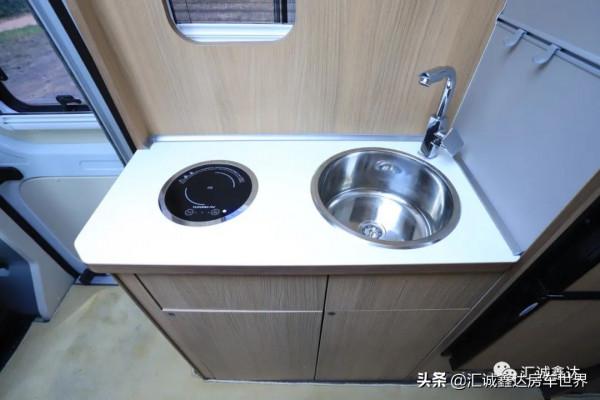 ​大通4人版柴油自動擋房車！簡潔佈局，還設多種實用設計