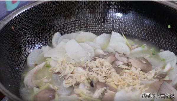 冬天白蘿蔔這樣吃才叫過癮，加1把平菇，比大魚大肉還香，超解饞