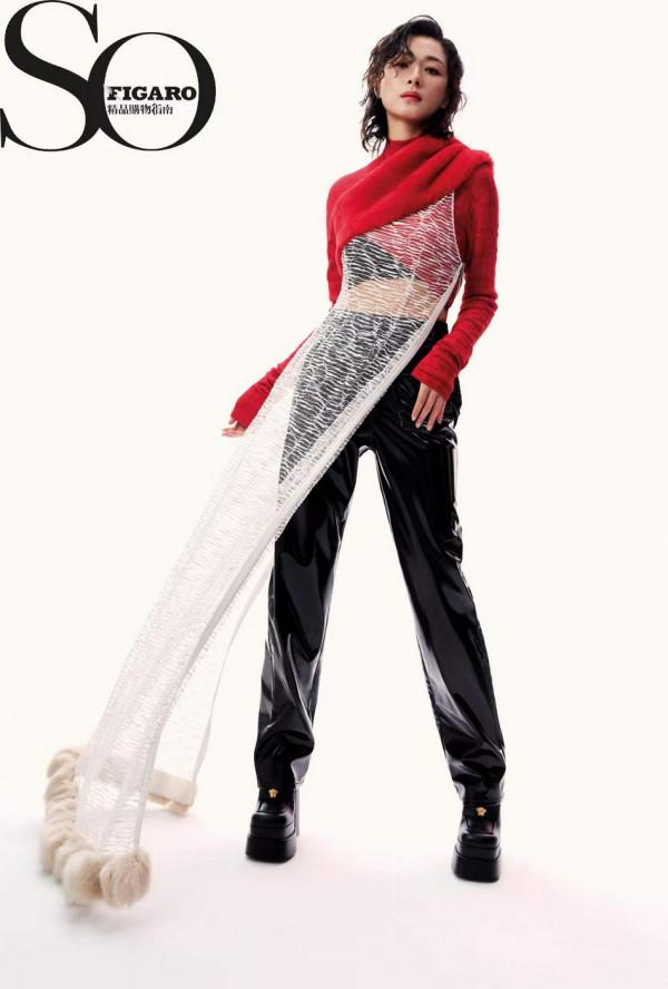 萬茜紅色光影大片曝光，眼神篤定氣場十足，展現大女人姿態