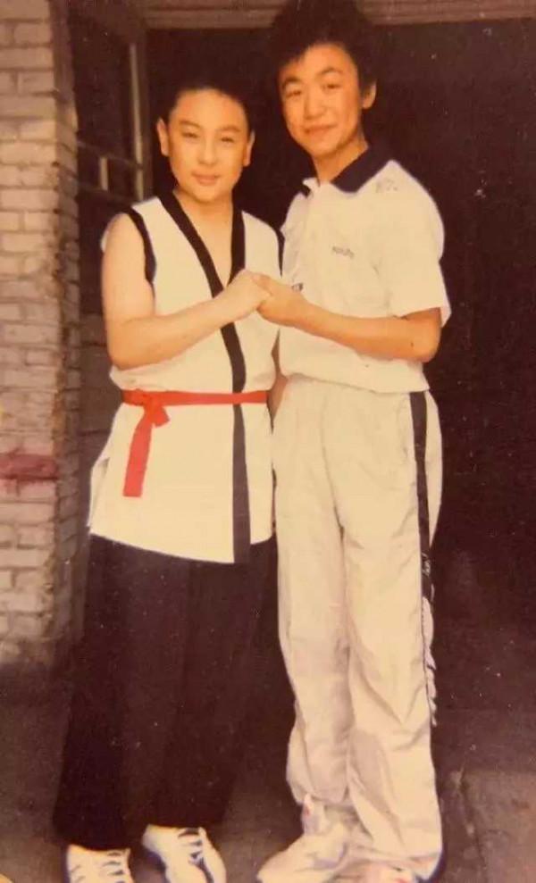 20張老照片:章子怡手拿可樂、王寶強在少林習武,時間再也回不去了