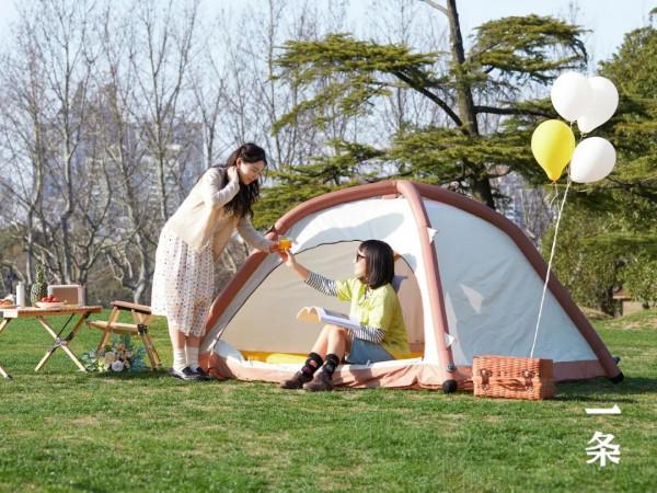 等下個晴天，咱們帶著這套自動充氣帳篷、床墊，去露營吧