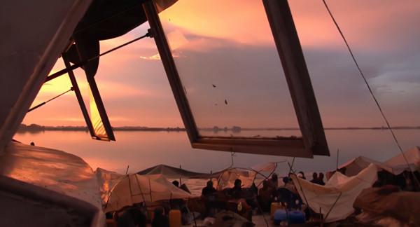 非洲玩命貨船,在剛果河上載2000人,隨時都要翻船 非洲玩命貨船,在剛果河上載2000人,隨時都要翻船