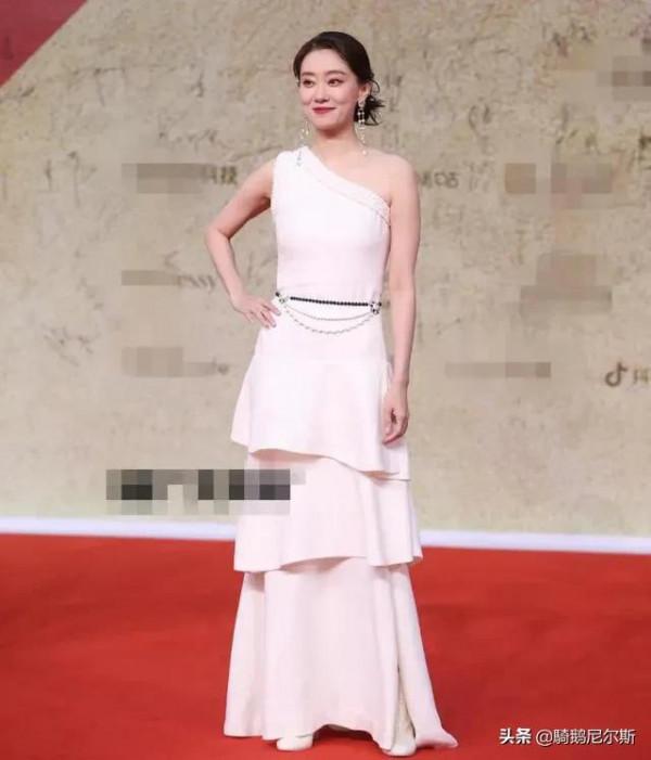 金雞紅毯比美：寧靜清涼奔放，倪妮楚楚凍人，張小斐成最大贏家
