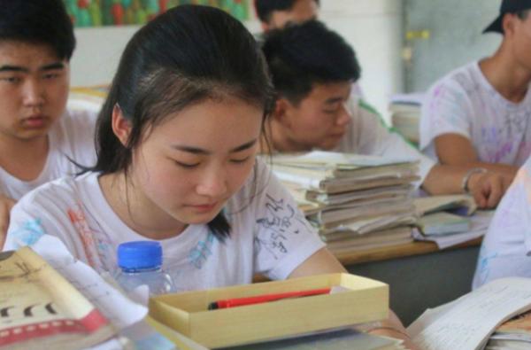 高三教室開空調,學生每天需要上交3元費用,家長:這收費合理嗎 高三教室開空調,學生每天需要上交3元費用,家長:這收費合理嗎