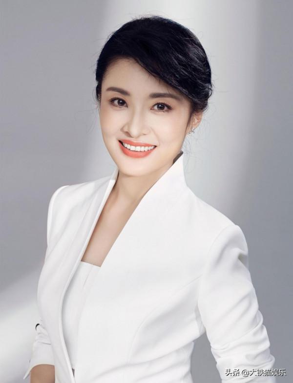 別再削骨追求“錐子臉”了！6位方臉女星告訴你，國字臉才真扛老