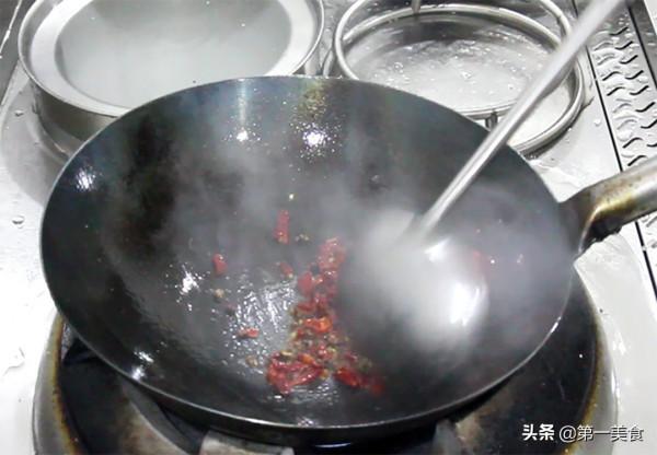 乾煸豆角很容易炸老，廚師長教你這個方法，清脆鮮嫩，香辣入味
