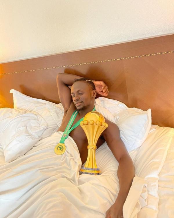 與冠軍獎盃同床共枕！馬內INS慶祝非洲杯奪冠