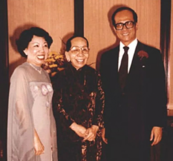 取代莊月明，與李嘉誠相戀28年，為何周凱旋做到了？背景不簡單