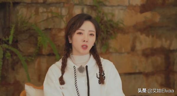 央視主持李思思打卡遊樂園，穿T恤短褲露學生長襪，打扮似女明星